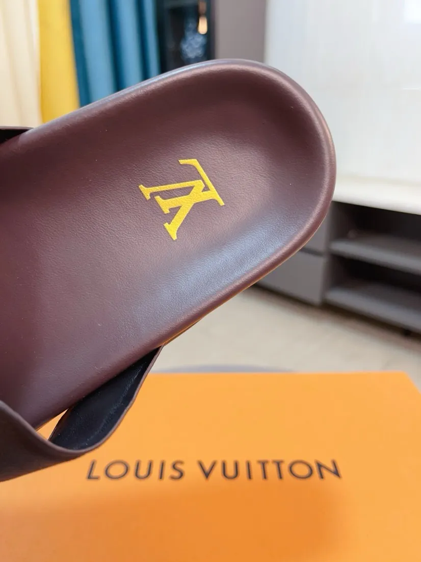 Men's shoes💰300🌹🌹【LV】Multi-color new men's slippers, original top quality version, original special cowhide cross pattern➕sheepskin inside and side, non-slip combined sole, more stable walking, more comfortable and lightweight, high-end and generous, size: 38~44